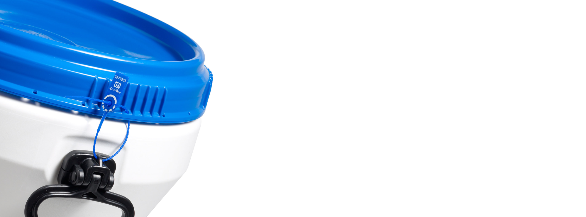 Originalitätssicherer Verschluss eines nestbaren HDPE-Fasses mit Garantiesiegel Detailansicht des Verschlusssystems eines nestbaren HDPE-Fasses mit blauem Garantiesiegel für Manipulationsschutz