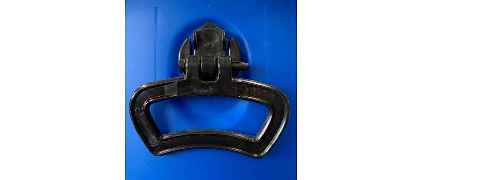 Ergonomischer Handgriff eines HDPE-Deckelfasses für einfache Handhabung Detailansicht des integrierten Handgriffs eines blauen HDPE-Deckelfasses für sicheres und ergonomisches Handling