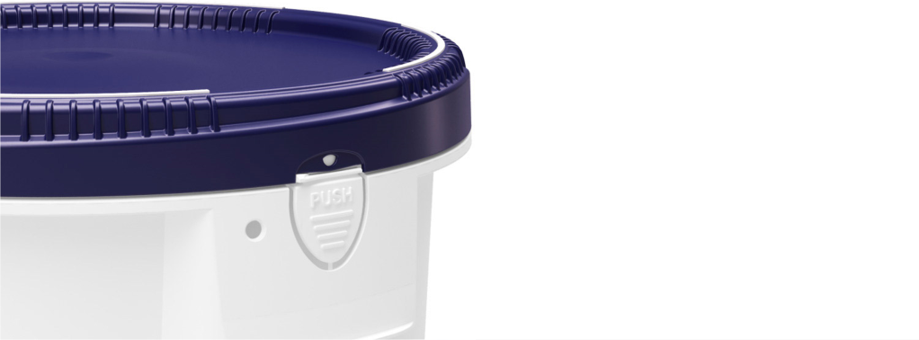 Push-Knopf-Mechanismus des Click-Pack-Eimers für einfache Bedienung Detailaufnahme des Push-Knopf-Mechanismus eines blauen Click-Pack-Deckels bei Betätigung