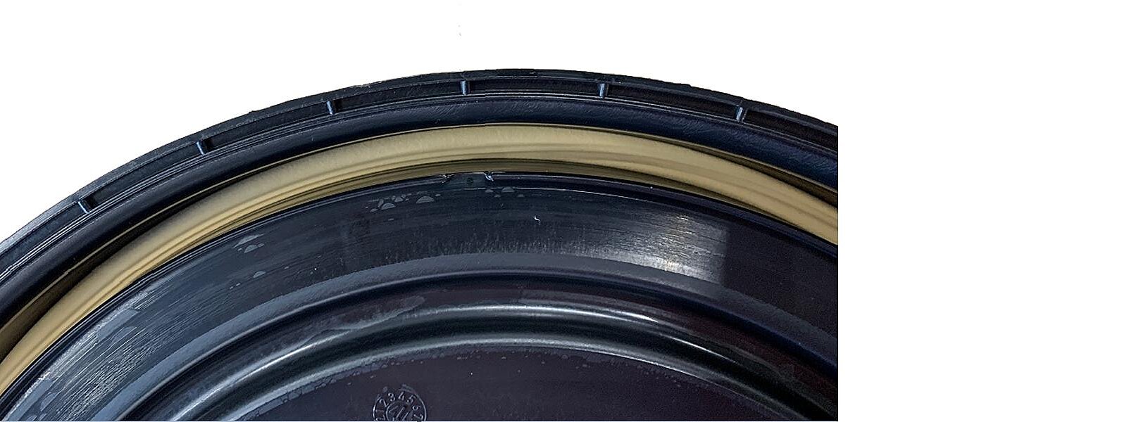 Close-up of the removable lid of an HDPE open head drum with integrated sealing ring for reliable sealing