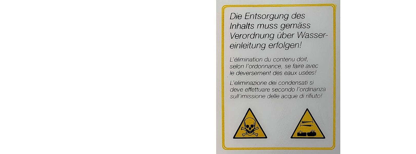 Detailansicht einer Gefahrgut-Kennzeichnung durch präzisen Siebdruck mit Warnsymbolen und Sicherheitshinweisen