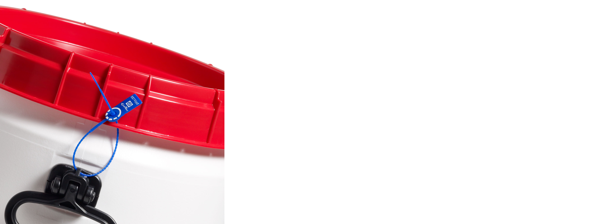 Detailansicht des Verschlusssystems eines HDPE-Superweithalsfasses mit rotem Garantiesiegel für Manipulationsschutz