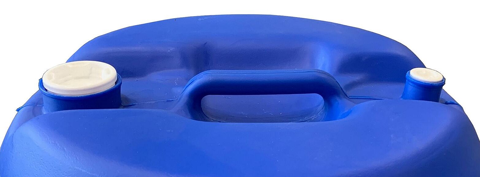 Detailansicht der zwei Spundöffnungen und des robusten Handhabungsrings eines blauen HDPE-Spundfasses