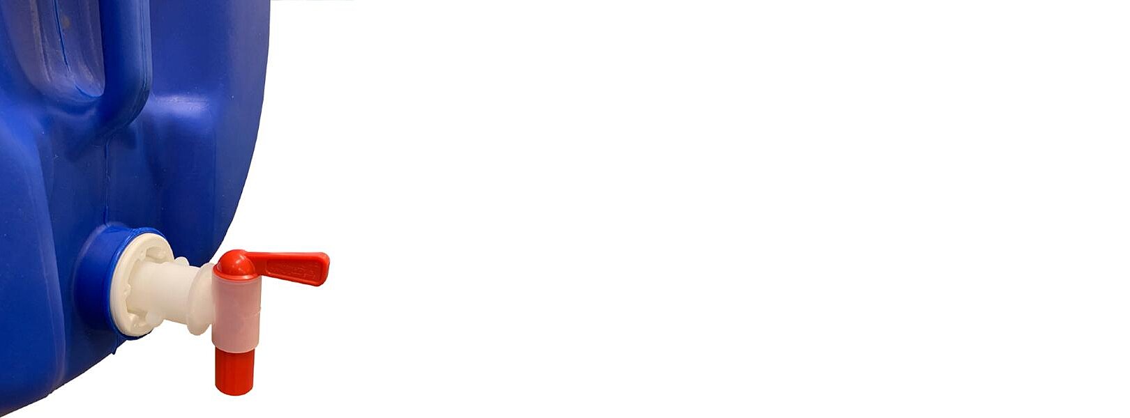 Detailansicht eines blauen HDPE-Spundfasses mit montiertem Auslaufhahn für einfache Flüssigkeitsentnahme