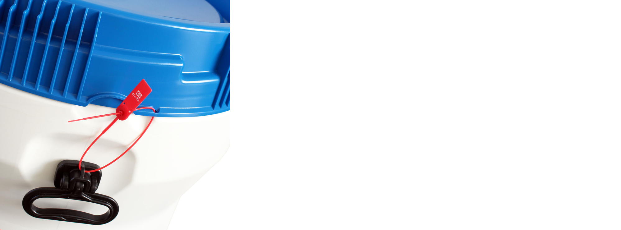 Detailansicht des Verschlusssystems eines nestbaren HDPE-Fasses mit Sicherheitsmechanismus Nahaufnahme des Verschlusssystems eines nestbaren HDPE-Fasses mit blauem Sicherheitsmechanismus und Originalitätsschutz